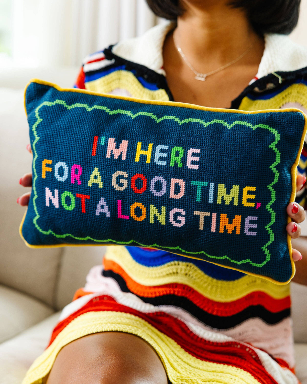 Coussin brodé "Good Time"
