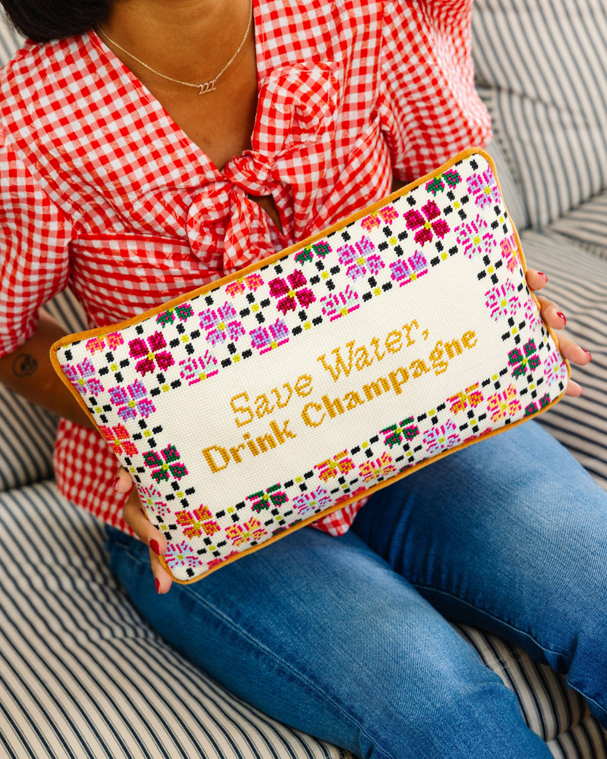 Coussin brodé "Drink Champagne"