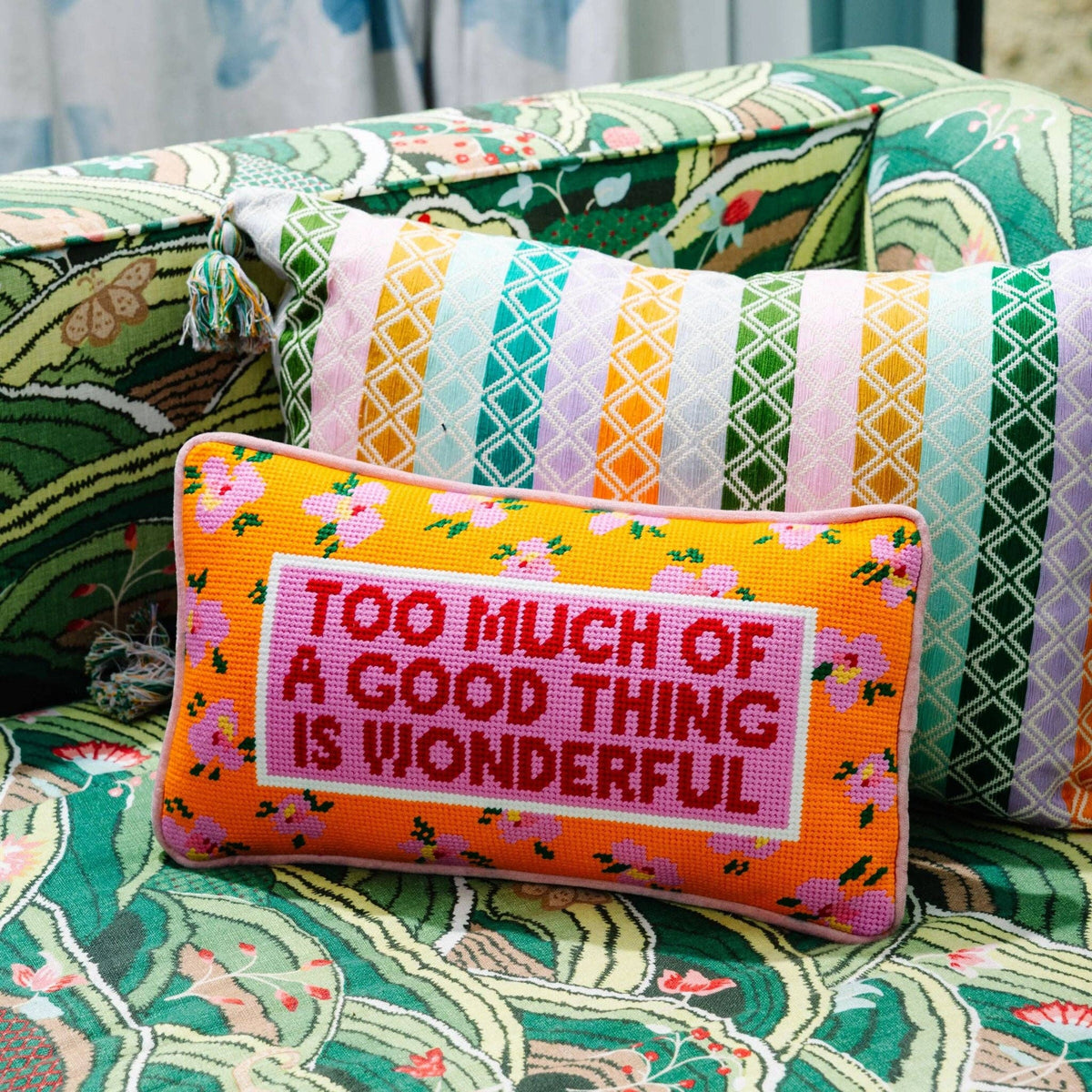 Coussin brodé « Too Much »