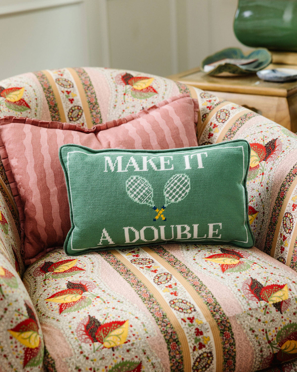 Coussin brodé "Make it a double"