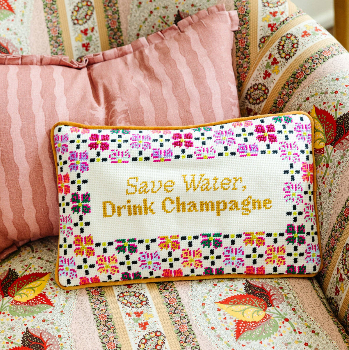 Coussin brodé "Drink Champagne"