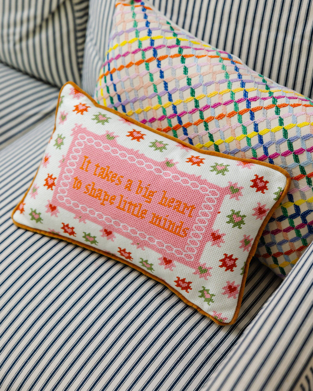 Coussin Brodé Grand Cœur