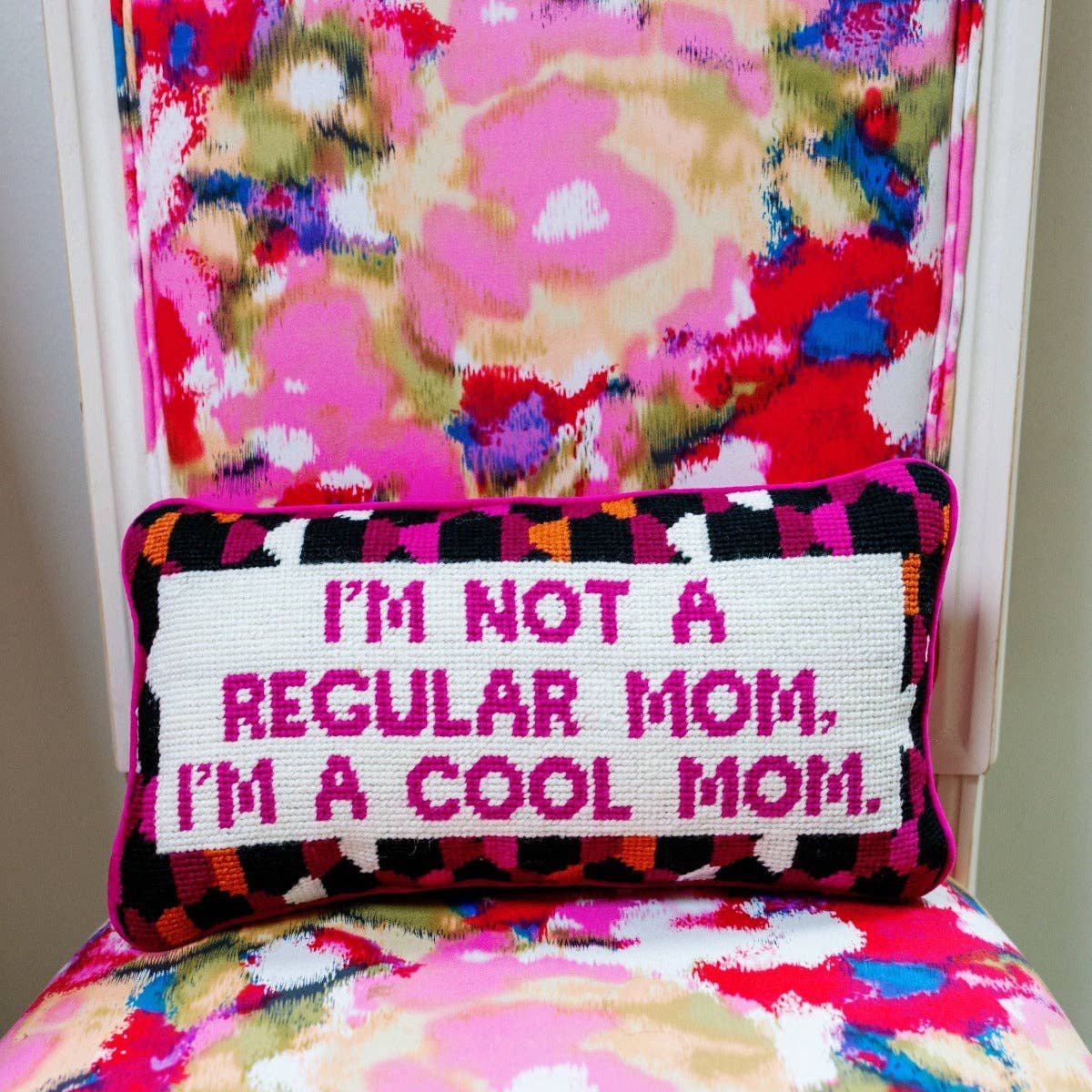 Coussin brodé "Cool Mom"