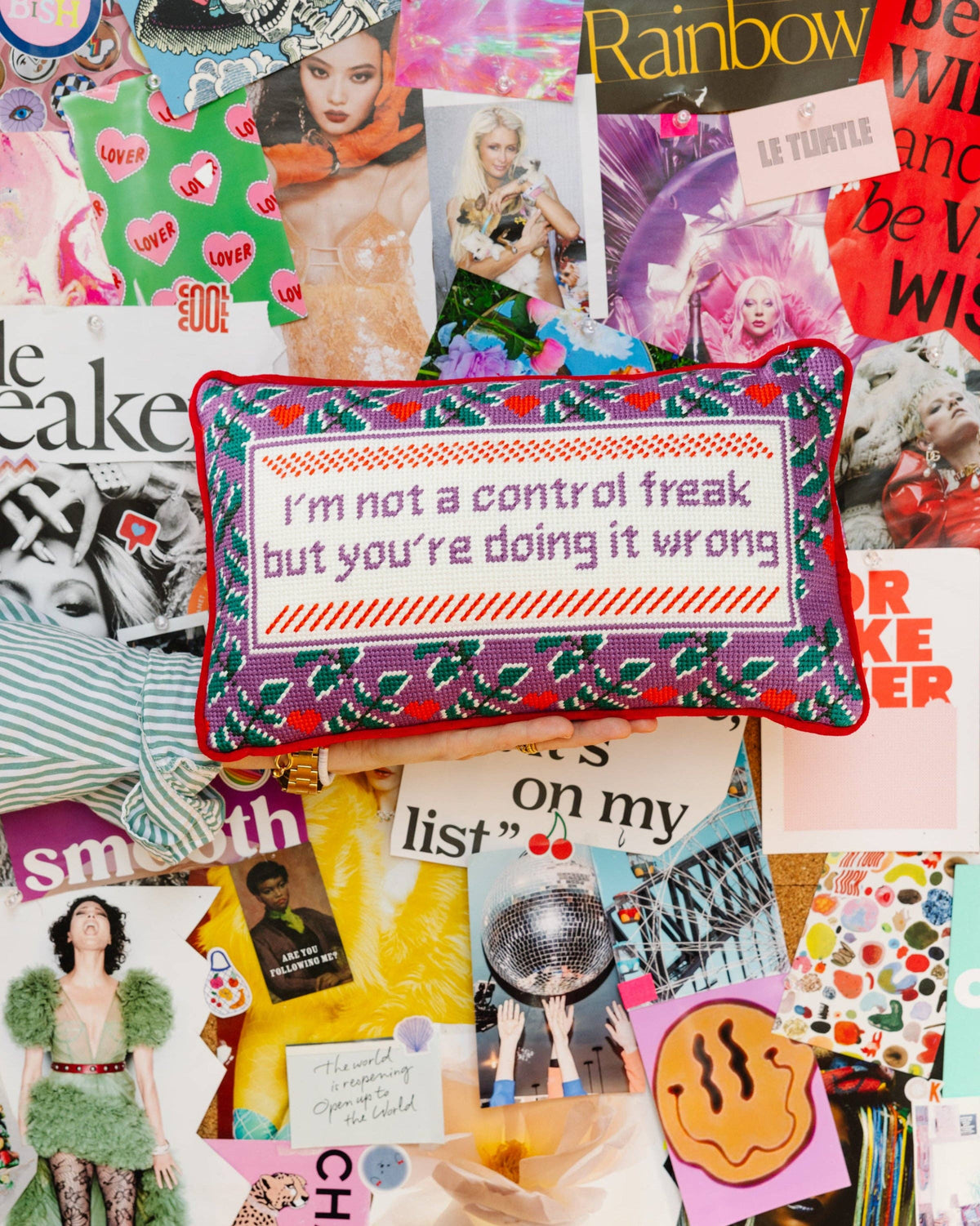 Coussin brodé "Control Freak"