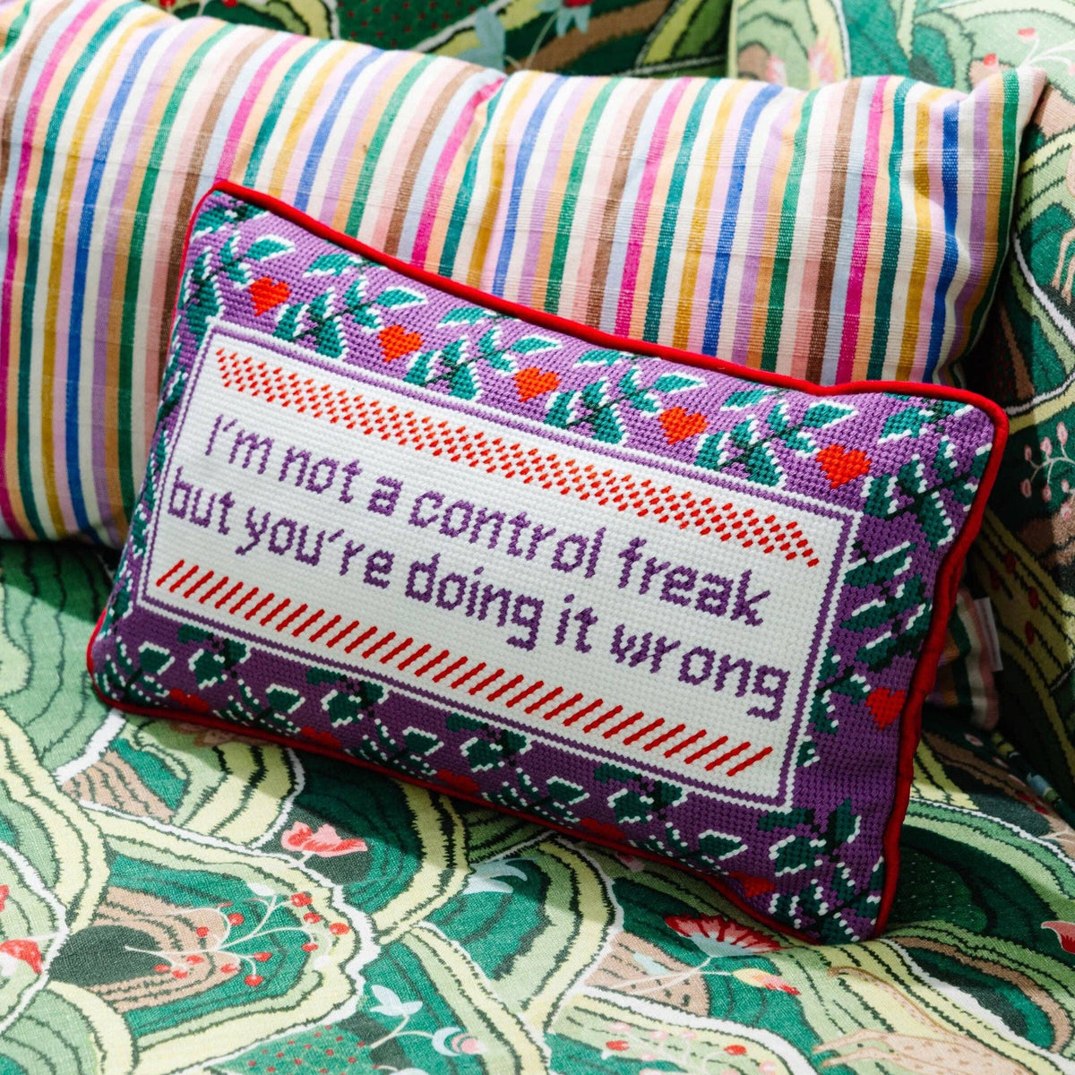 Coussin brodé "Control Freak"