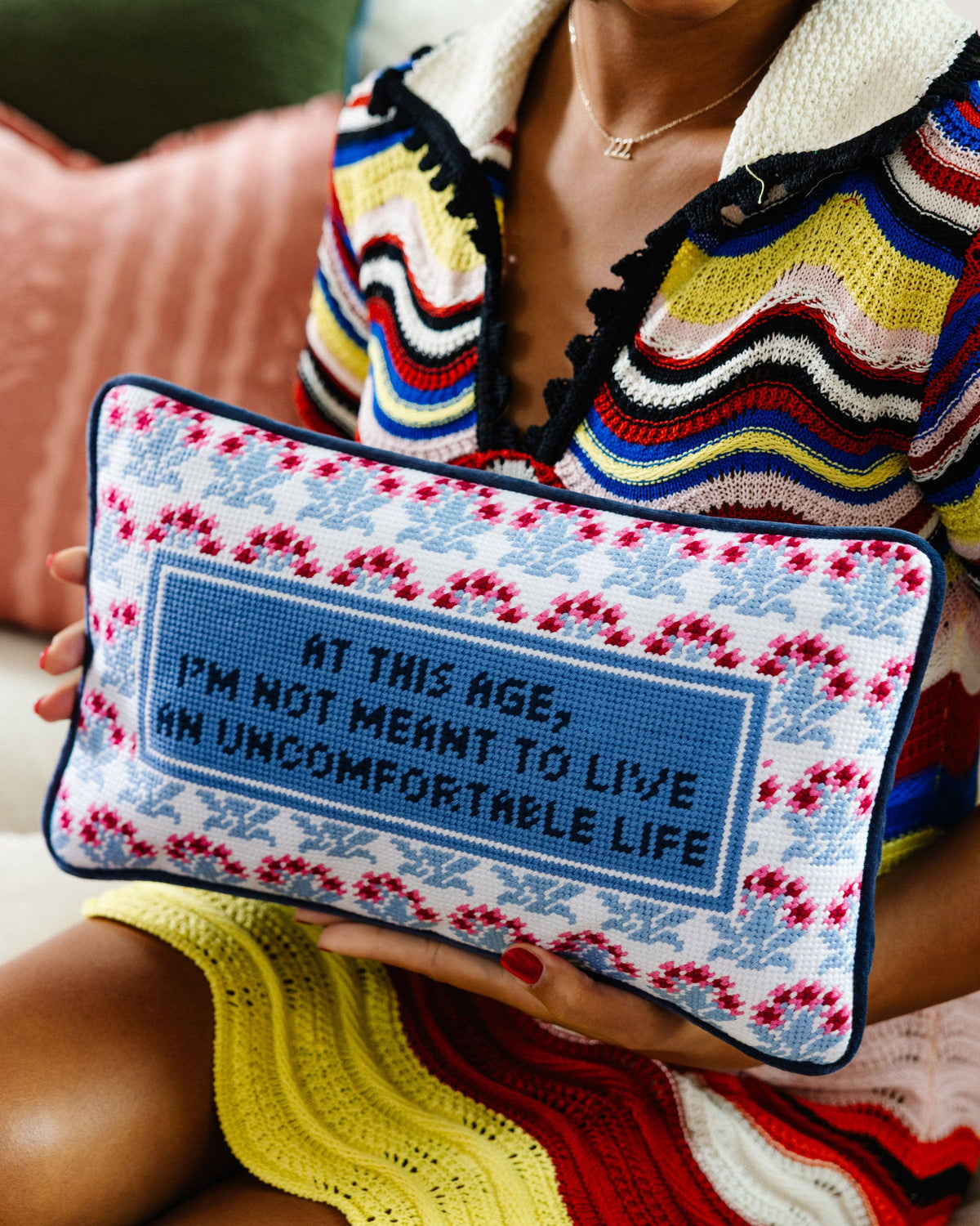 Coussin brodé "at this age"
