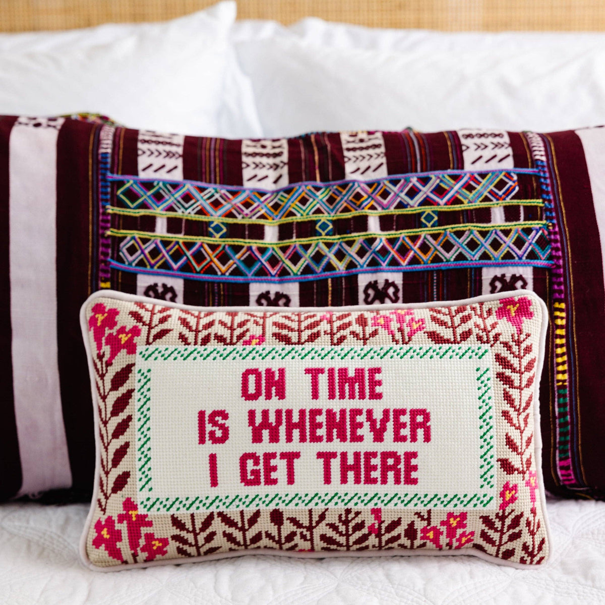 Coussin brodé "On Time"