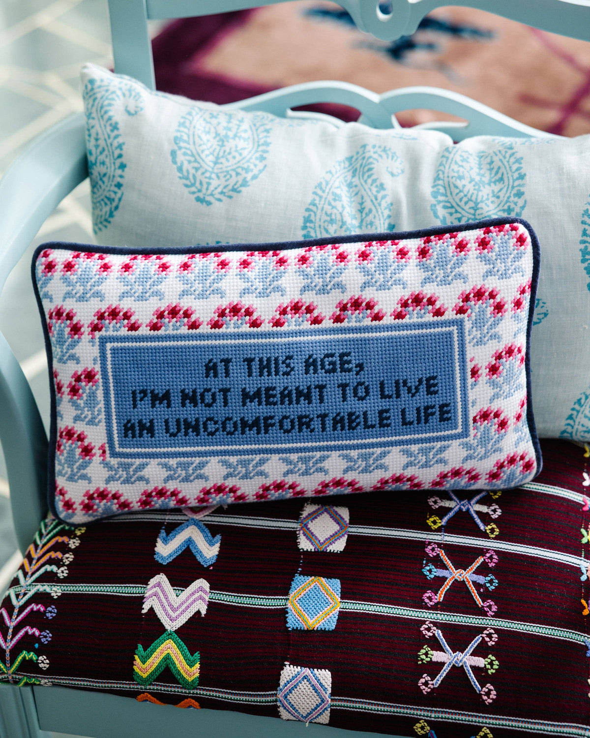 Coussin brodé "at this age"