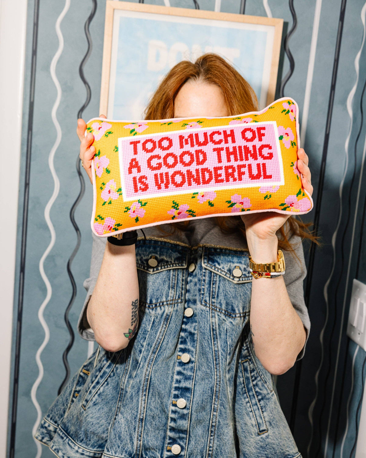 Coussin brodé « Too Much »