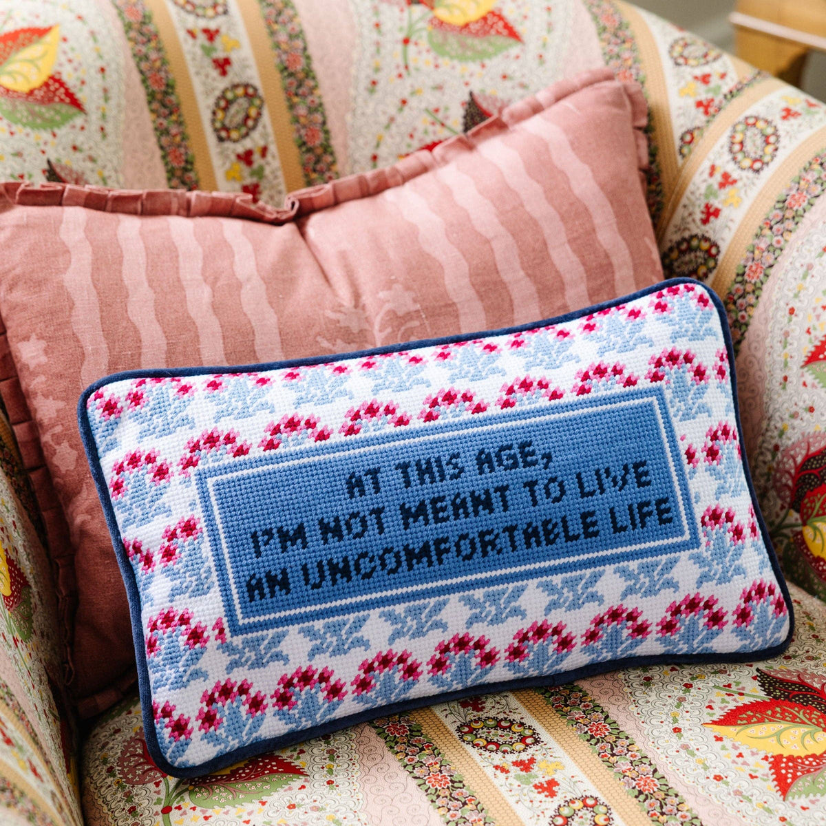 Coussin brodé "at this age"